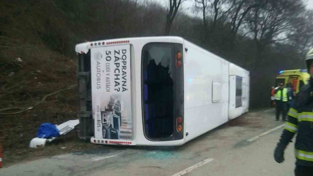 U Košic se převrátil autobus, šest zraněných